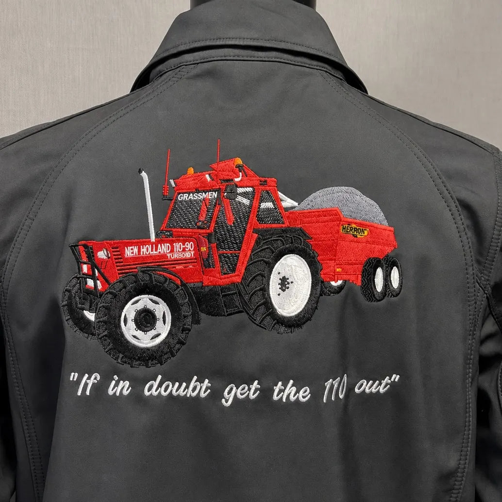 Bestickte Softshell-Jacke mit individuellem Traktorenmotiv - personalisiertes Traktoren-Design & individueller Text