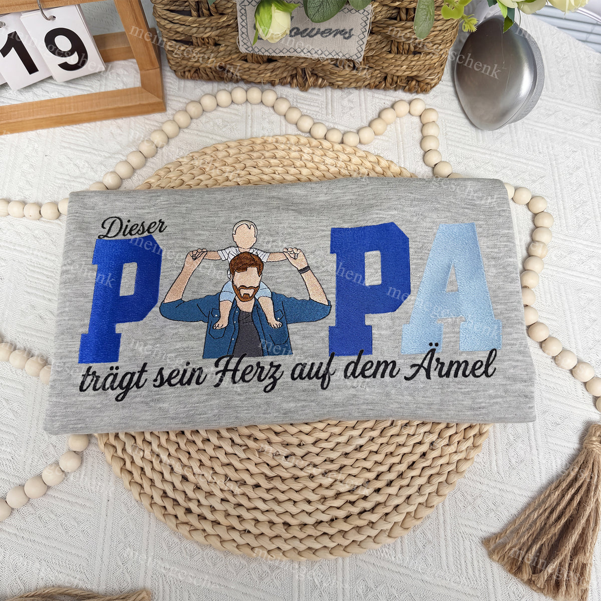 Individuell gestaltete Sweatshirts oder Kapuzenpullover mit gestickten Porträts von Vätern, Dieser Papa trägt sein Herz auf der Zunge