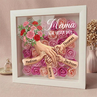 Personalisierte Gedenkbox „Mama hält Hände“ mit Nelkenmotiv – Individuell gestaltbarer Erinnerungsrahmen, Geschenk zum Muttertag in liebevoller Erinnerung
