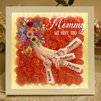 (LED-Schattenbox) Mama hält Händchen – Individuell gestaltbarer Rahmen mit Kindernamen, Blumenherz und Beleuchtung – Geschenkidee zum Muttertag für Mama und Oma