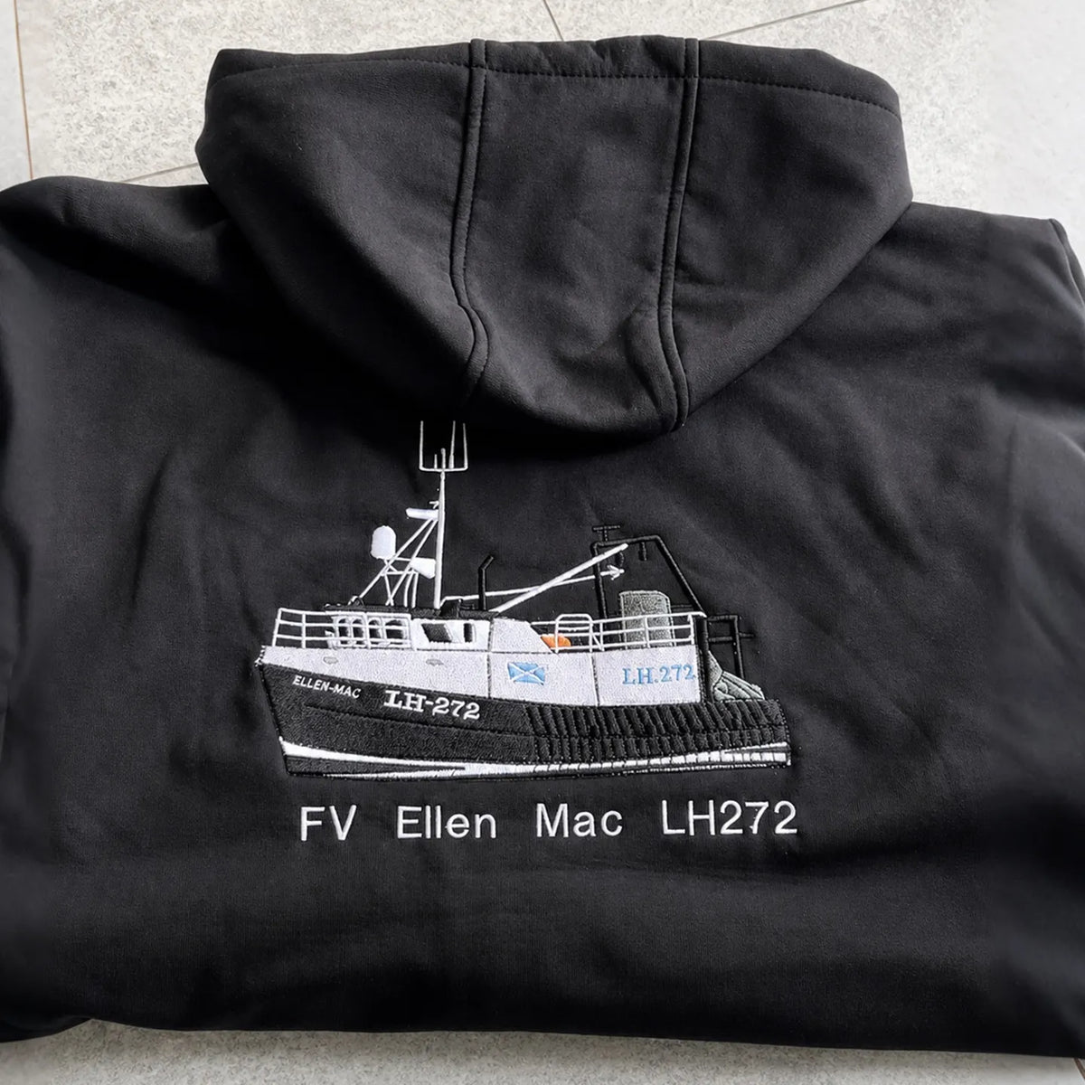 Bestickter Hoodie mit individuellem Bootsbild - personalisierter Hoodie für Bootsbesitzer & Kapitäne