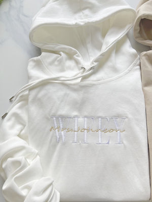 Individuell bestickter Jubiläums-Sweatshirt-Hoodie, bestickter Wifey Hubby-Paar-Hoodie, beige Khaki-Sweatshirt, individuelles Nachnamen-Sweatshirt