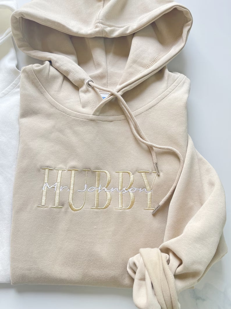 Individuell bestickter Jubiläums-Sweatshirt-Hoodie, bestickter Wifey Hubby-Paar-Hoodie, beige Khaki-Sweatshirt, individuelles Nachnamen-Sweatshirt