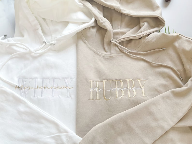 Individuell bestickter Jubiläums-Sweatshirt-Hoodie, bestickter Wifey Hubby-Paar-Hoodie, beige Khaki-Sweatshirt, individuelles Nachnamen-Sweatshirt