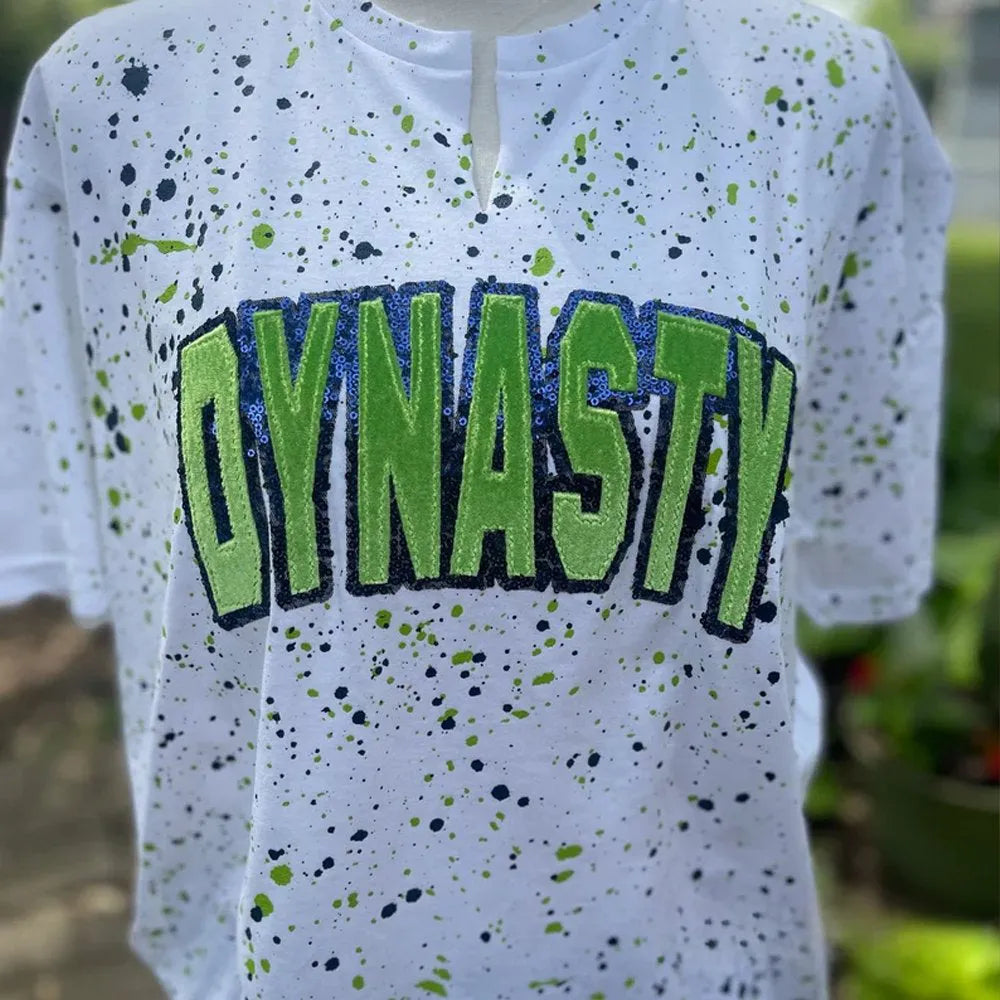 Kundenspezifisches, handgefertigtes Shirt mit Punkt-Maskottchen und Sweatshirt mit Pailletten-Stickerei und Teamnamen