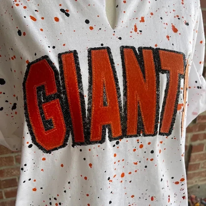 Kundenspezifisches, handgefertigtes Shirt mit Punkt-Maskottchen und Sweatshirt mit Pailletten-Stickerei und Teamnamen