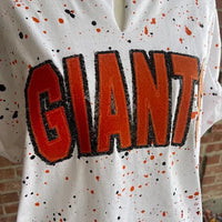 Kundenspezifisches, handgefertigtes Shirt mit Punkt-Maskottchen und Sweatshirt mit Pailletten-Stickerei und Teamnamen