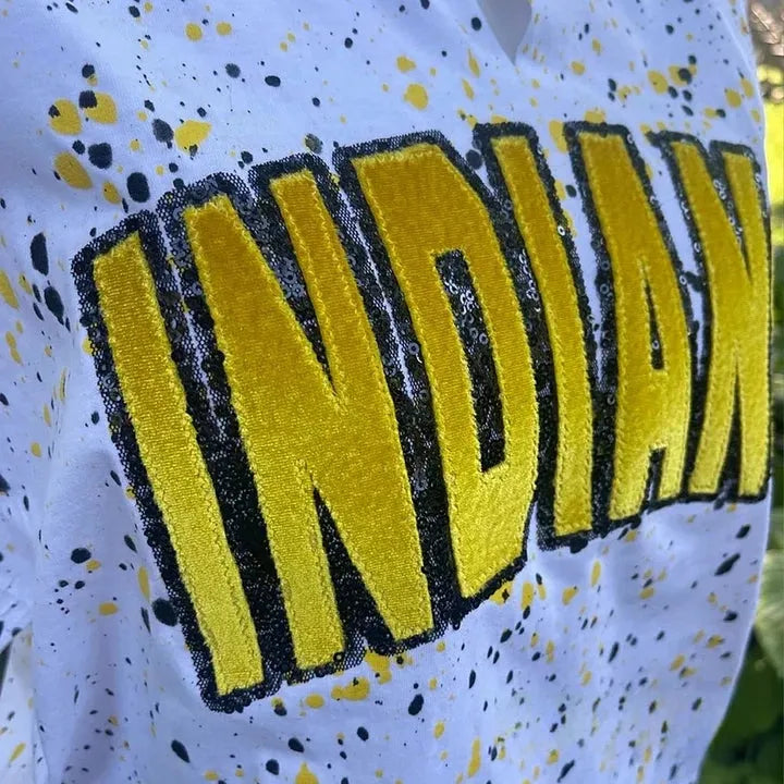 Kundenspezifisches, handgefertigtes Shirt mit Punkt-Maskottchen und Sweatshirt mit Pailletten-Stickerei und Teamnamen