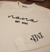 Besticktes Mama-Sweatshirt: Personalisierte Kindernamen & Datum – Geschenk für frischgebackene Mütter