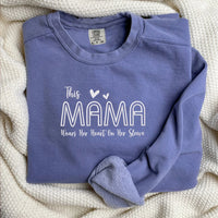 Diese Mama trägt ihr Herz auf dem Ärmel, besticktes Sweatshirt mit Namen