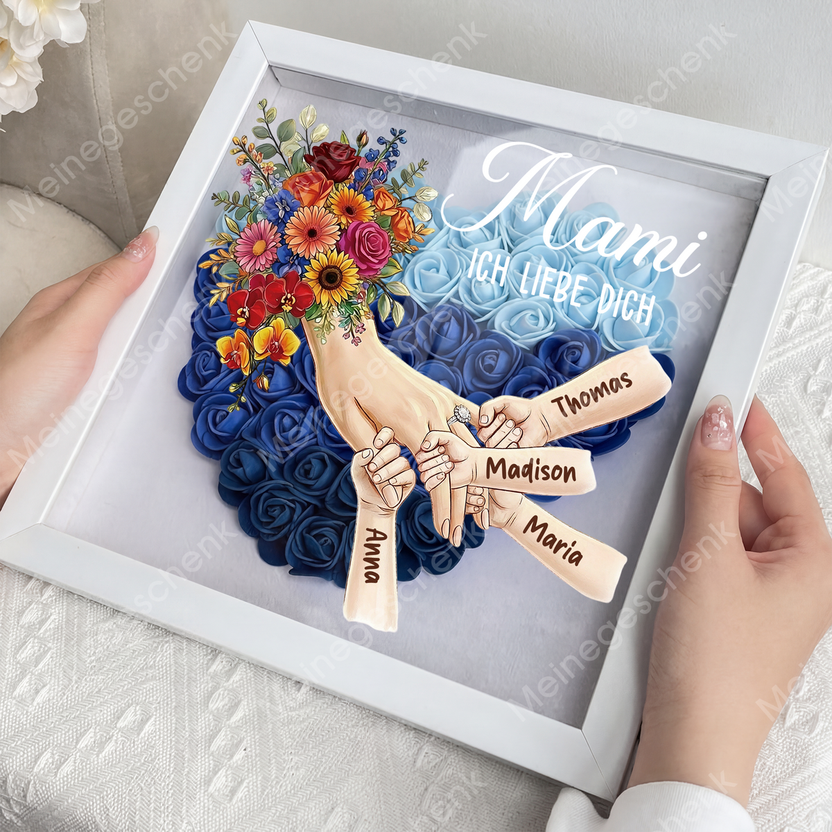 Personalisierte Schattenbox Mama hält Händchen – Individuell gestalteter Blumenherzrahmen mit Kindernamen als Geschenk für Mama und Oma