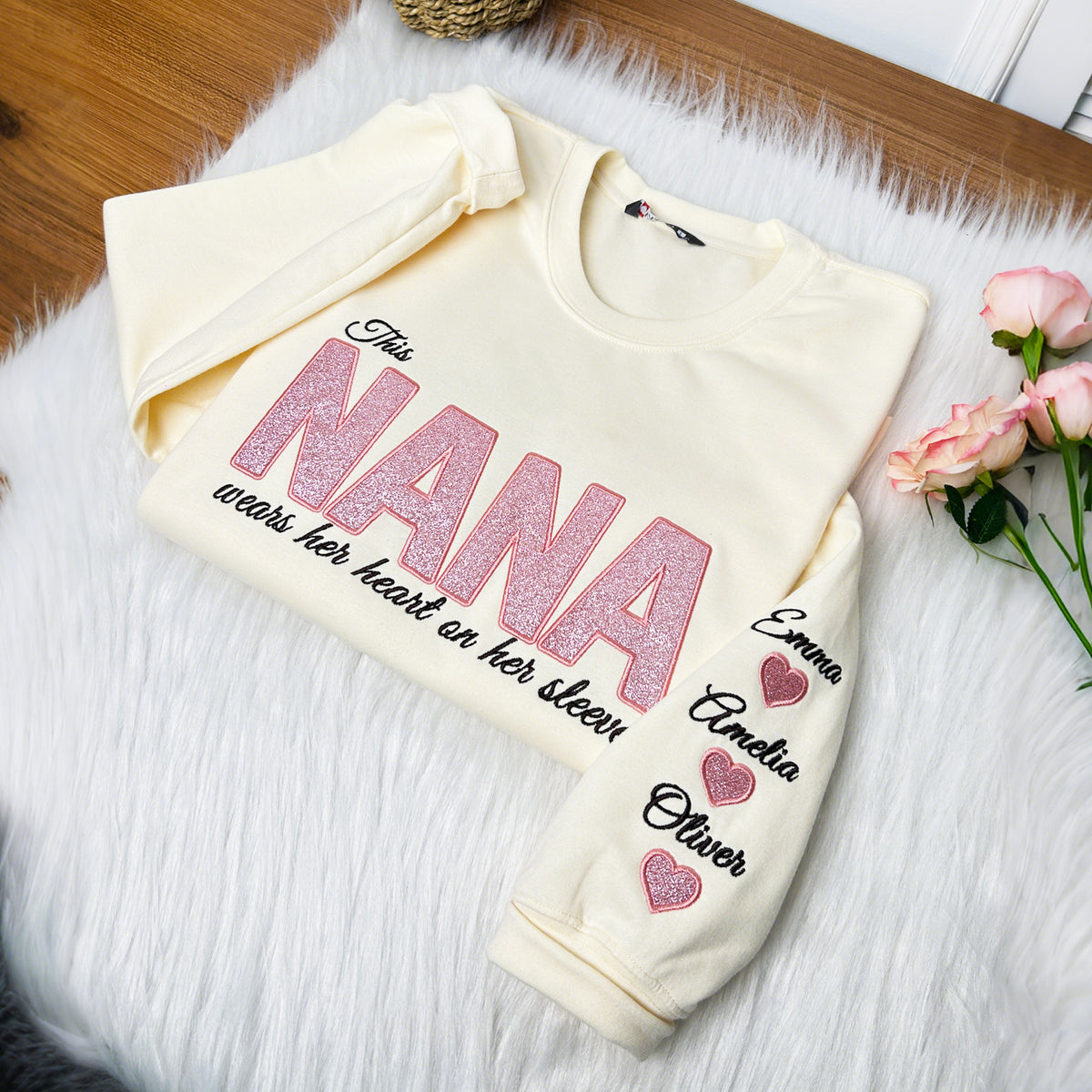Mama trägt ihr Herz auf dem Ärmel – Individuell besticktes T-Shirt, Pailletten-Sweatshirt – Geschenk für Mama und Oma