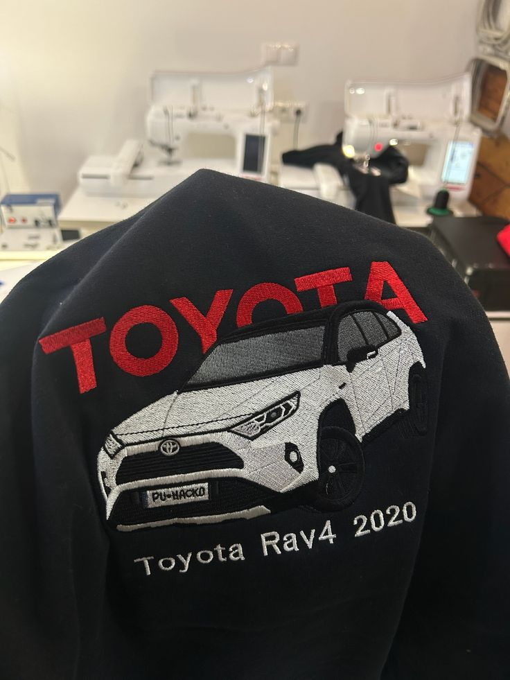 Bestickter, personalisierter Auto-Hoodie und T-Shirt mit deinem eigenen Fahrzeug – Geschenkidee für Autoliebhaber