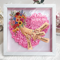 (LED-Schattenbox) Mama hält Händchen – Individuell gestaltbarer Rahmen mit Kindernamen, Blumenherz und Beleuchtung – Geschenkidee zum Muttertag für Mama und Oma