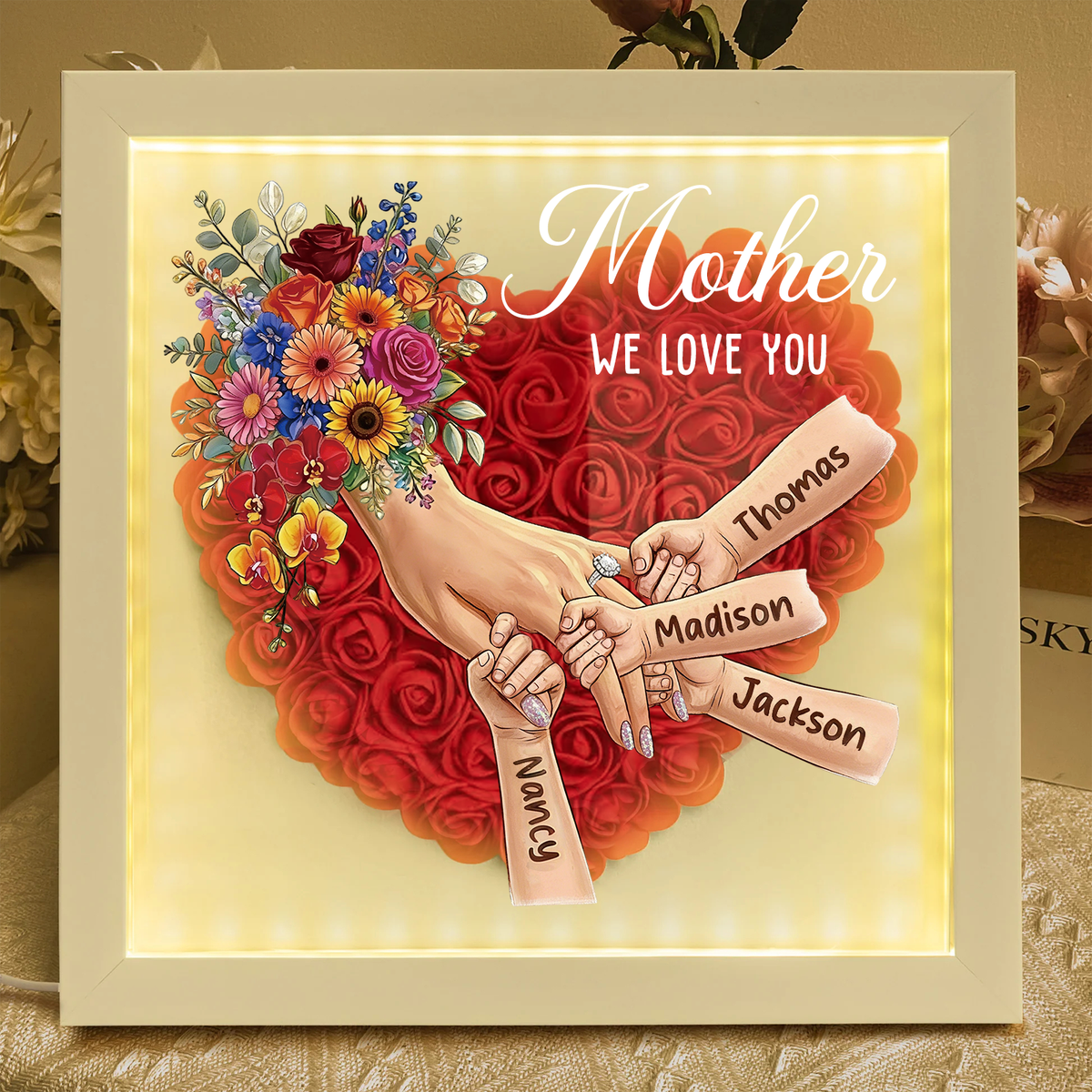 (LED-Schattenbox) Mama hält Händchen – Individuell gestaltbarer Rahmen mit Kindernamen, Blumenherz und Beleuchtung – Geschenkidee zum Muttertag für Mama und Oma