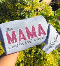 Mama trägt ihr Herz auf dem Ärmel – Individuell besticktes T-Shirt, Pailletten-Sweatshirt – Geschenk für Mama und Oma