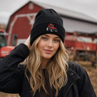 Bestickte umgeschlagene Beanie mit individuellem Traktorenmotiv - personalisiertes Geschenk für Landwirte & Traktorenliebhaber