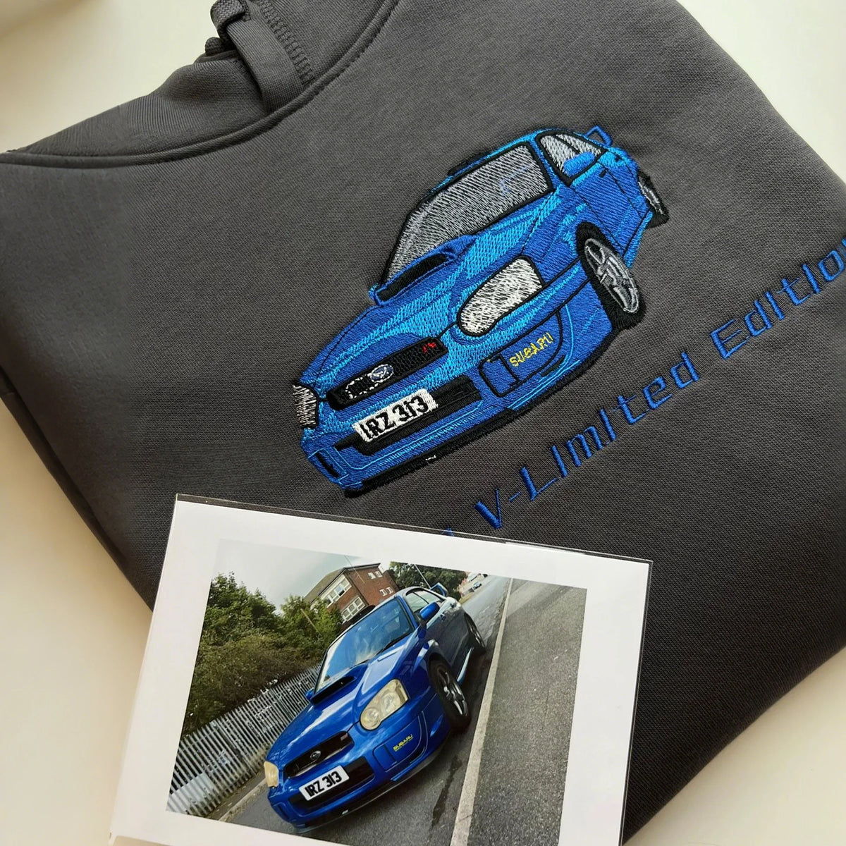 Sweat à capuche de voiture brodé personnalisé, le cadeau parfait pour les amateurs de voitures. Sweat-shirt brodé personnalisé, cadeau papa