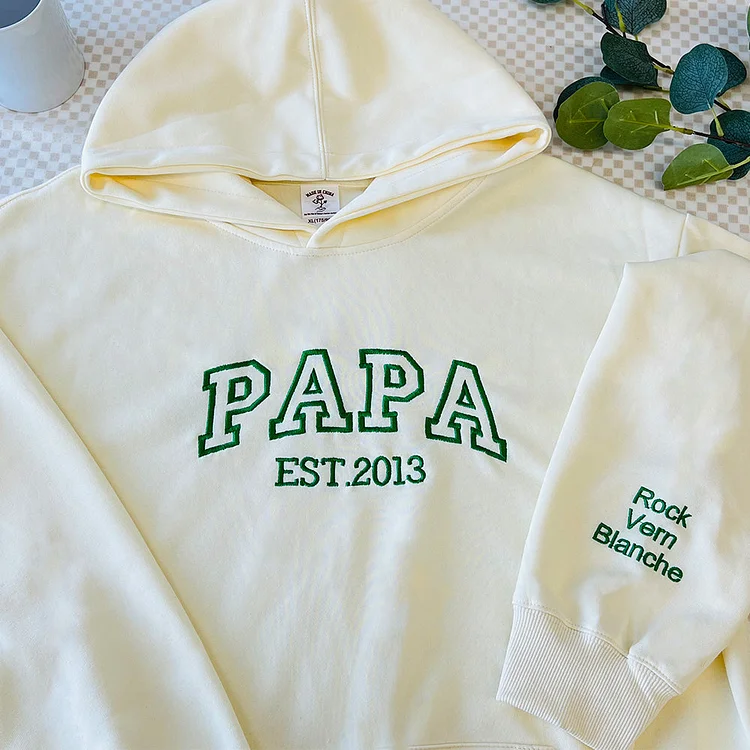 Personalisiertes besticktes Papa-Sweatshirt, T-Shirt, Hoodie mit Kindernamen auf dem Ärmel, Geschenk für neuen Papa, Vatertagsgeschenk