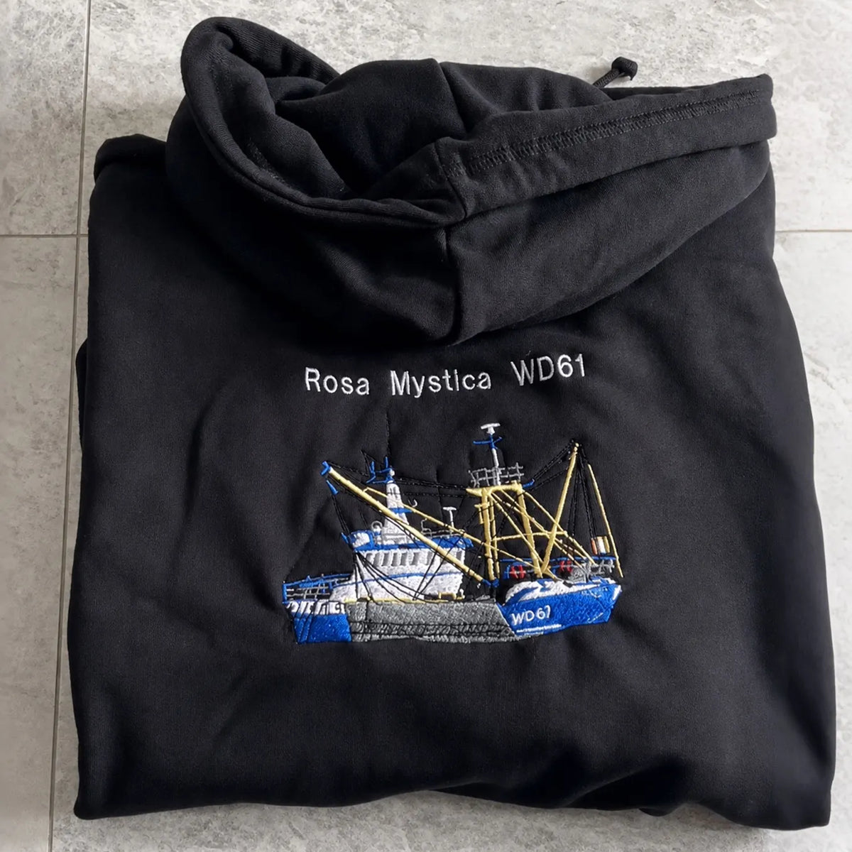 Bestickter Hoodie mit individuellem Bootsbild - personalisierter Hoodie für Bootsbesitzer & Kapitäne