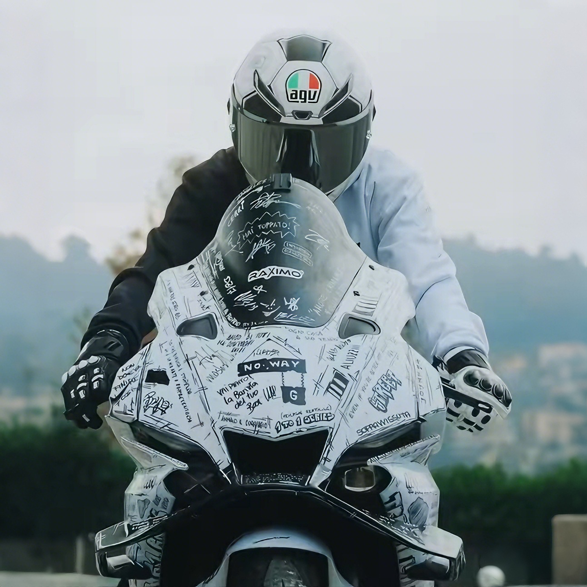 Maßgeschneiderter zweifarbiger Hoodie mit Motorrad-Stickerei – Personalisiertes Motorrad-Design 🏍️