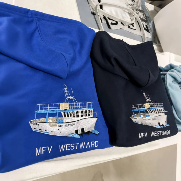 Bestickter Hoodie mit individuellem Bootsbild - personalisierter Hoodie für Bootsbesitzer & Kapitäne