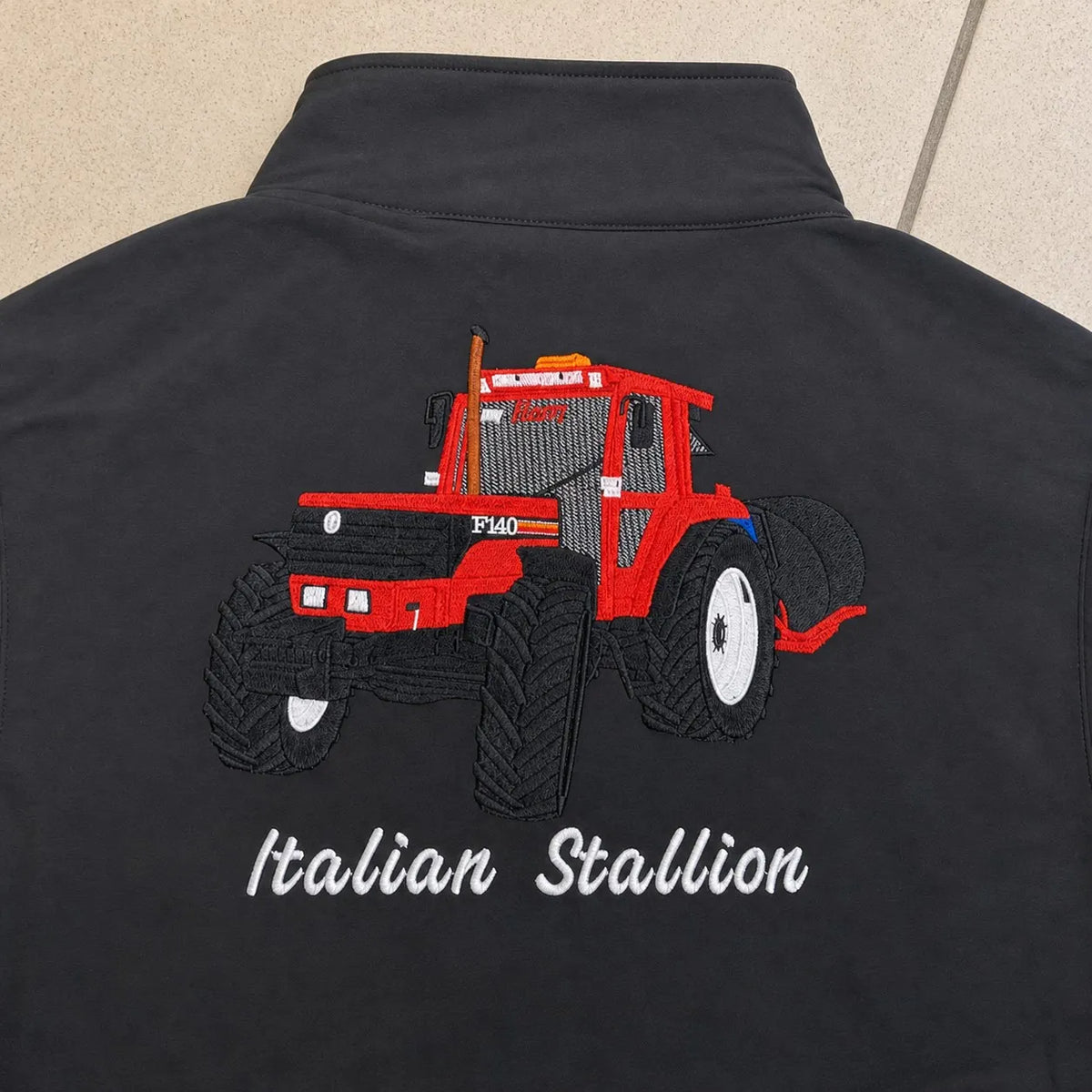 Bestickte Softshell-Weste mit individuellem Traktorenmotiv - Geschenk für Landwirte & Traktorenliebhaber