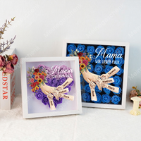 Personalisierte Schattenbox Mama hält Händchen – Individuell gestalteter Blumenherzrahmen mit Kindernamen als Geschenk für Mama und Oma