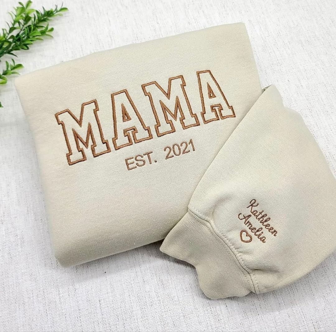 Aangepaste moedersweater met geborduurde kindernaam op de mouw 