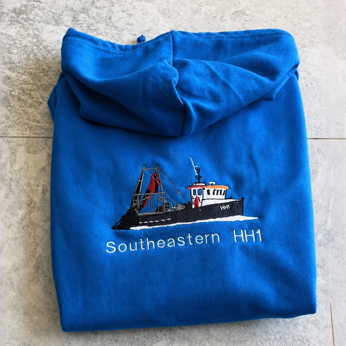 Bestickter Hoodie mit individuellem Bootsbild - personalisierter Hoodie für Bootsbesitzer & Kapitäne
