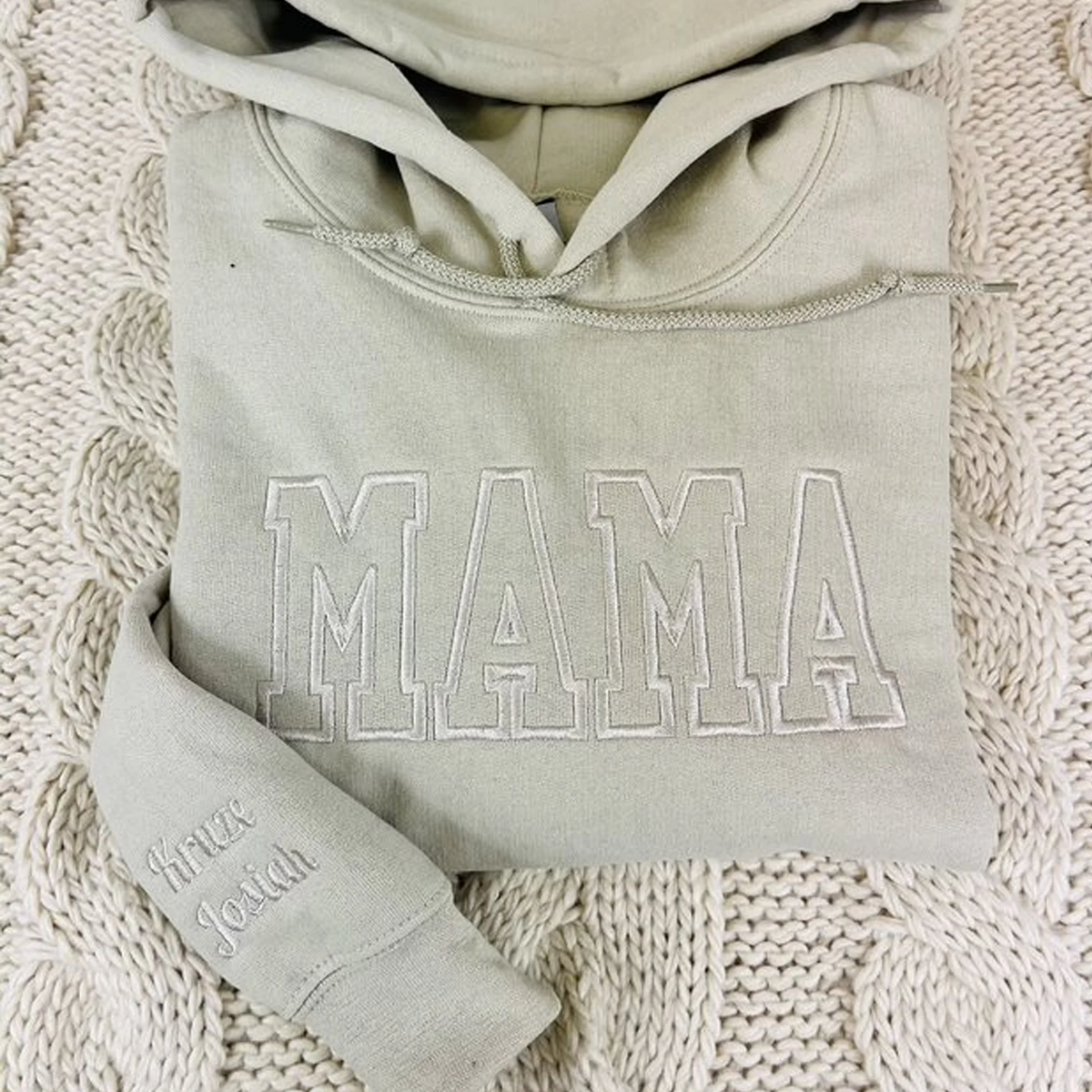 Aangepaste moedersweater met geborduurde kindernaam op de mouw 