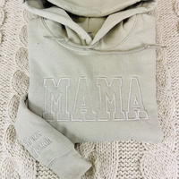 Aangepaste moedersweater met geborduurde kindernaam op de mouw 