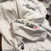 Benutzerdefiniertes Mama besticktes Sweatshirt mit Kindernamen am Ärmel – Geschenk für neue Mutter personalisiert