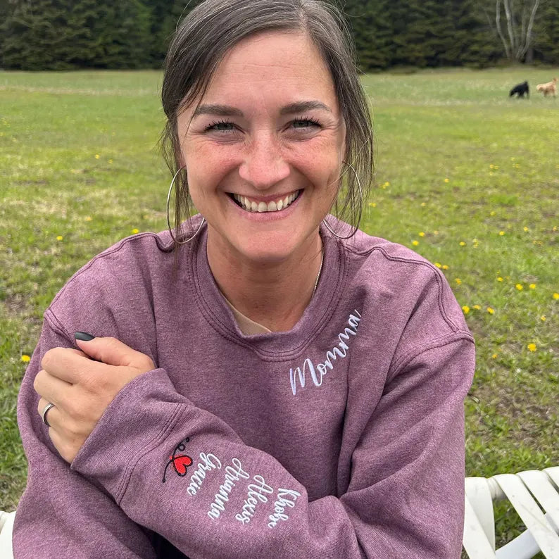 Benutzerdefiniertes Mama besticktes Sweatshirt mit Kindernamen am Ärmel – Geschenk für neue Mutter personalisiert