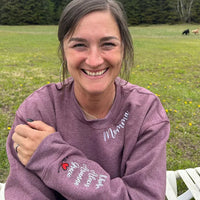 Benutzerdefiniertes Mama besticktes Sweatshirt mit Kindernamen am Ärmel – Geschenk für neue Mutter personalisiert