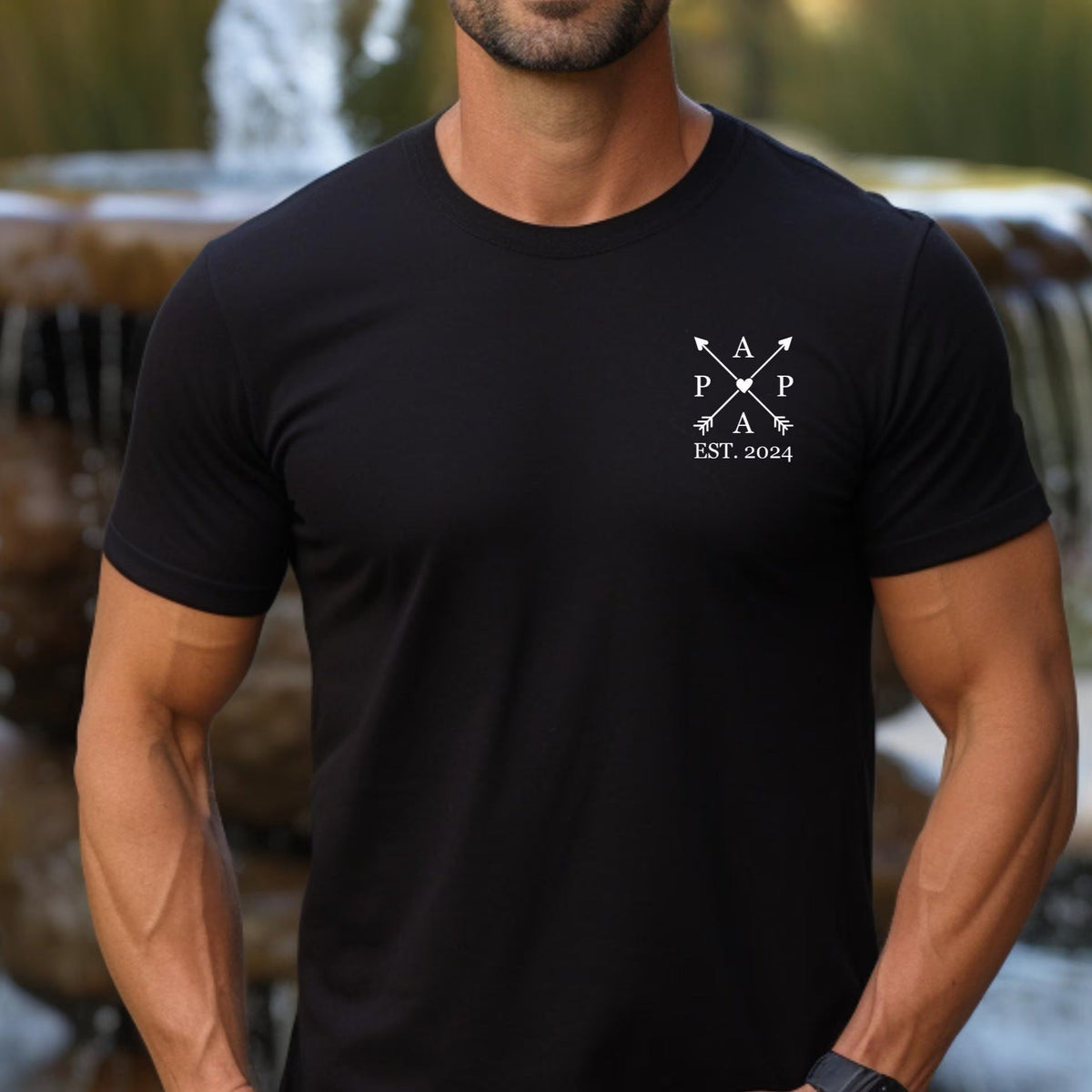 Gepersonaliseerd T-shirt voor papa met de naam van het kind en het geboortejaar – pijlontwerp (aanpasbaar)