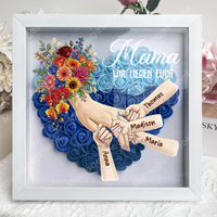 Personalisierte Schattenbox Mama hält Händchen – Individuell gestalteter Blumenherzrahmen mit Kindernamen als Geschenk für Mama und Oma