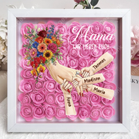 Personalisierte Schattenbox Mama hält Händchen – Individuell gestalteter Blumenherzrahmen mit Kindernamen als Geschenk für Mama und Oma