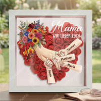 Personalisierte Schattenbox Mama hält Händchen – Individuell gestalteter Blumenherzrahmen mit Kindernamen als Geschenk für Mama und Oma