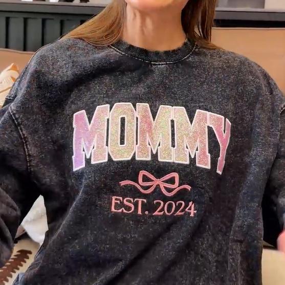 Personalisierter bestickter Mama-Schleifen mit Glitzer im Washed T-Shirt
