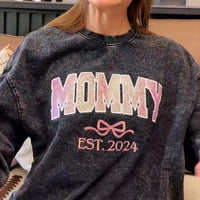 Personalisierter bestickter Mama-Schleifen mit Glitzer im Washed T-Shirt