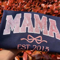 Personalisierter bestickter Mama-Schleifen mit Glitzer im Washed T-Shirt