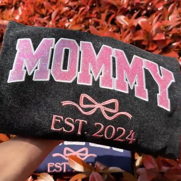 Personalisierter bestickter Mama-Schleifen mit Glitzer im Washed T-Shirt