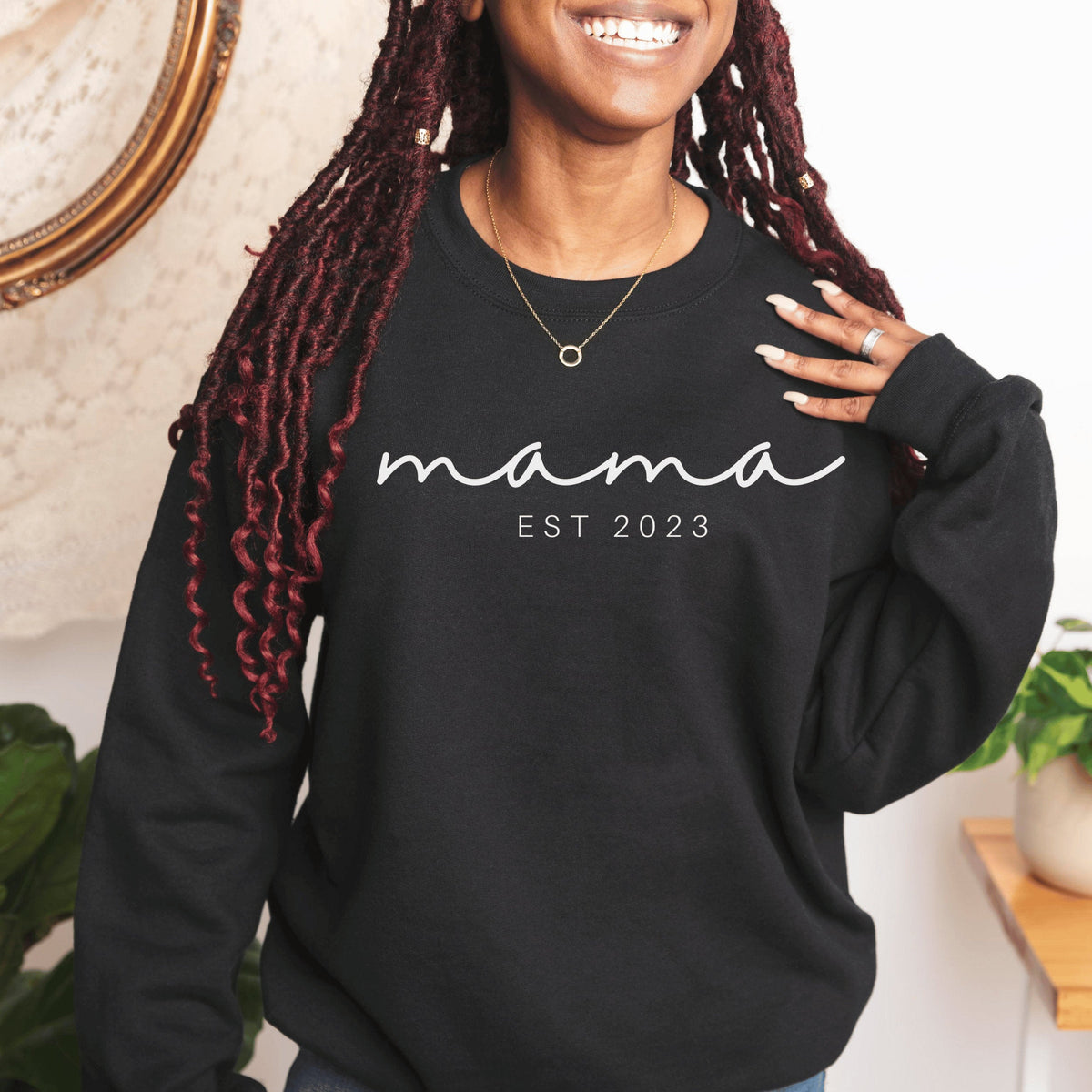 Personalisiertes Mama Est Sweatshirt mit dem Namen des Kindes auf dem Ärmel, Muttertagsgeschenk, Geschenk für neue Mama