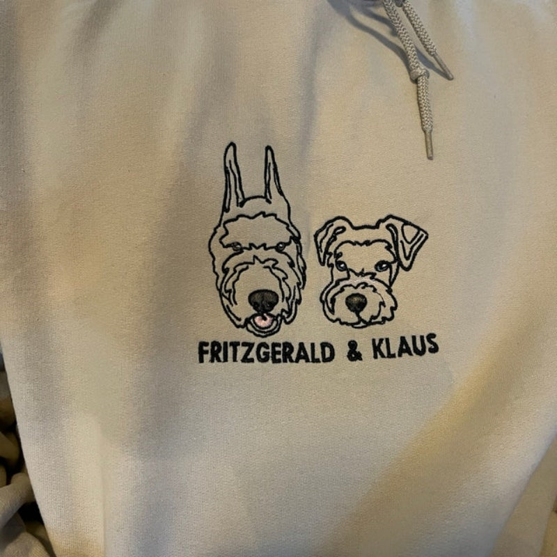 Personalisiertes, mit Haustieren besticktes Sweatshirt in der Mitte