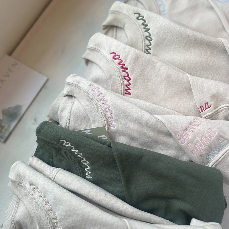 Benutzerdefiniertes Mama besticktes Sweatshirt mit Kindernamen am Ärmel – Geschenk für neue Mutter personalisiert