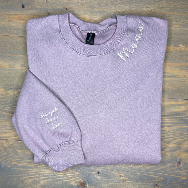 Benutzerdefiniertes Mama besticktes Sweatshirt mit Kindernamen am Ärmel – Geschenk für neue Mutter personalisiert