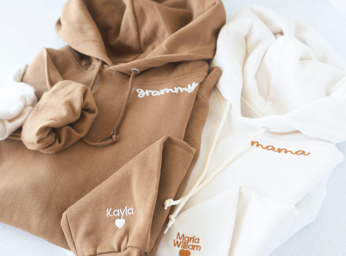 Personalisierter Kapuzenpullover mit Kragen und Ärmeln, bestickter Kapuzenpullover für Mama, Mutter, Großmutter mit Kindernamen, Kindernamen, personalisiert bestickt