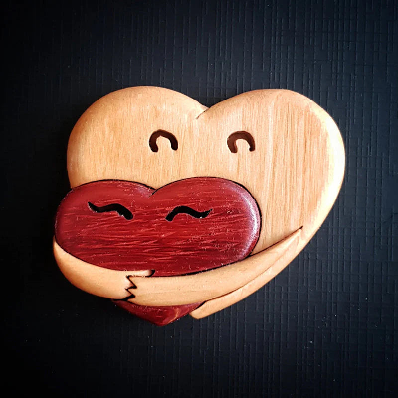 Anstecknadel „Loving Hearts“ aus Holz mit Intarsienmotiv