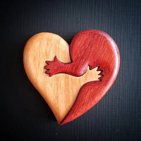 Anstecknadel „Loving Hearts“ aus Holz mit Intarsienmotiv